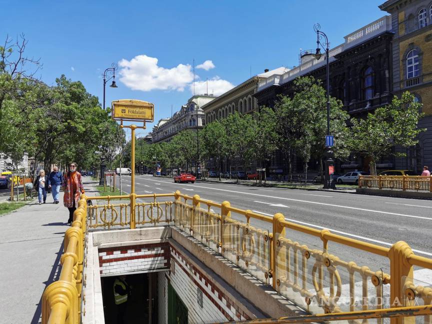 $!Aquel primer tramo, conocido como el pequeño subterráneo, sigue siendo parte integral de la red de metro de Budapest y sus señales de paradas amarillas a lo largo de la vistosa y lujosa avenida Andrássy son aún uno de los iconos de la capital húngara. EFE/Marcelo Nagy