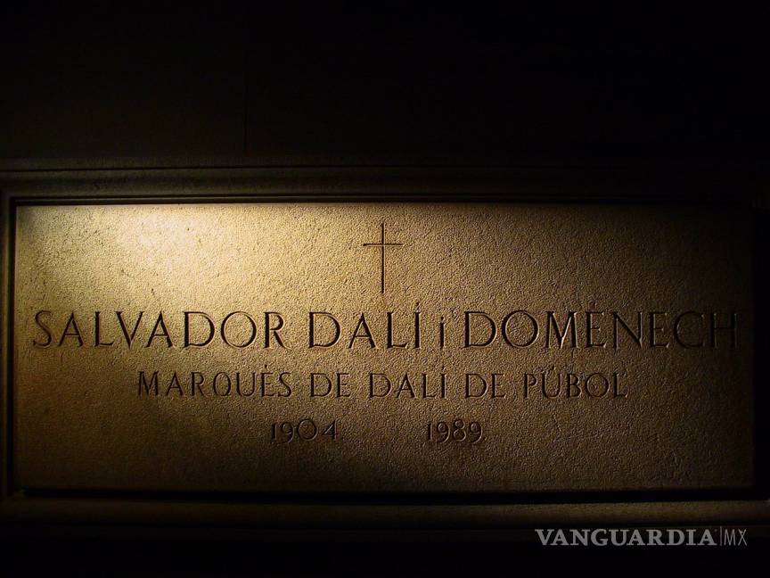 $!Dalí exhibe su bigote intacto al ser exhumado