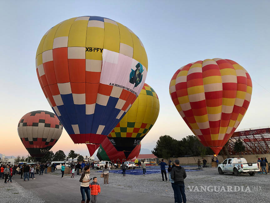 $!En Saltillo en la mañana del domingo al menos 15 globos aerostáticos lograron surcar los cielos en el Globo Fest