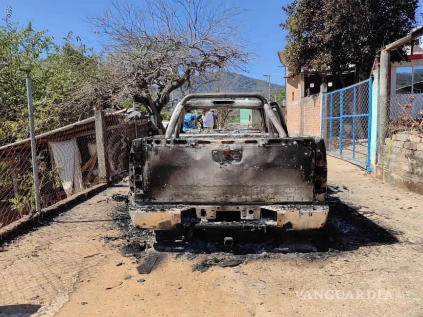 $!La noche del jueves pasado, un grupo de hombres armados llegó a Coacoyulillo y le prendió fuego a tres casas y cinco vehículos