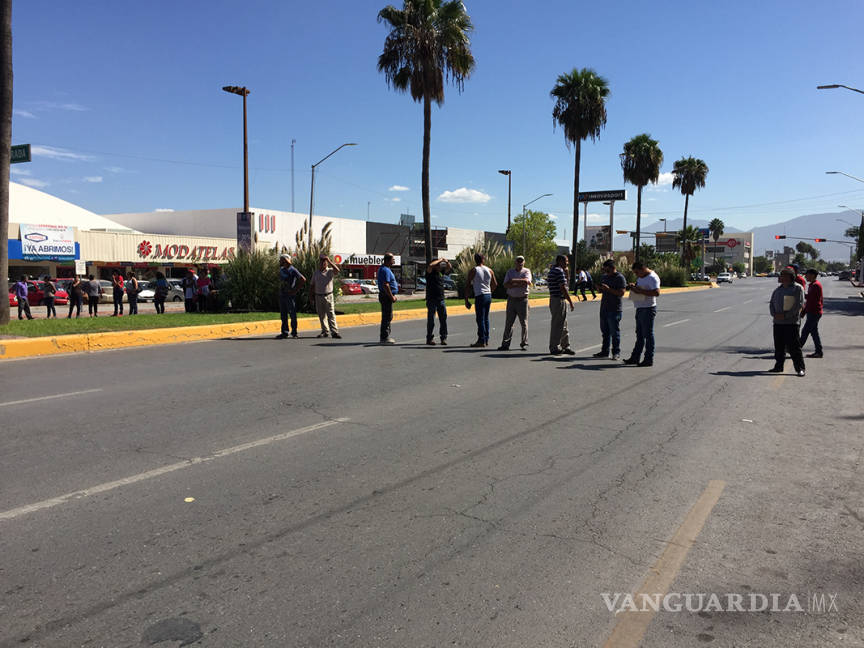 $!Manifestantes bloquean bulevar Coss de Saltillo para exigir 300 concesiones de taxi