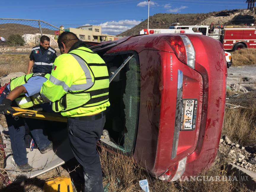 $!Mujer vuelca y queda atrapada en su vehículo en la carretera Saltillo-Monterrey