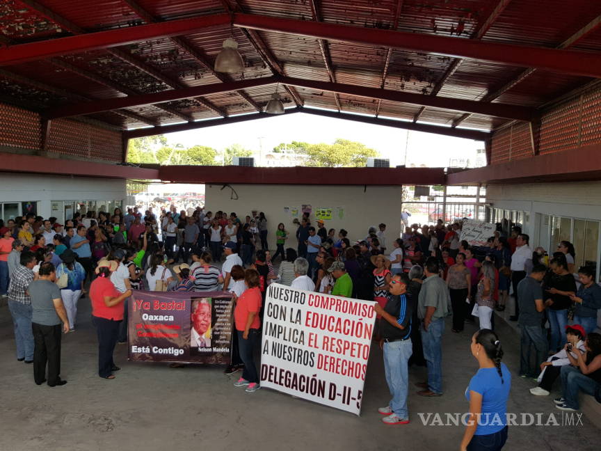 $!Marchan maestros de Monclova contra la Reforma Educativa