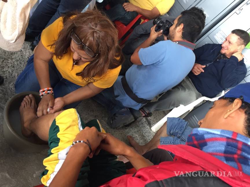 $!Voluntarios apoyan en lavatorio de pies en la Casa del Migrante de Saltillo