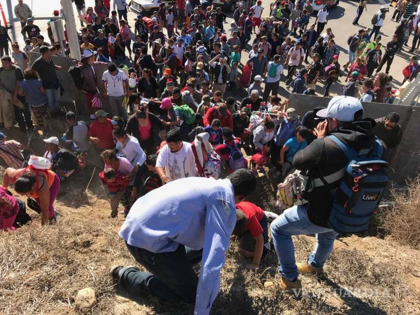 $!Estalla violencia en cruce Tijuana-San Diego; agentes de EU lanzan gas lacrimógeno a migrantes