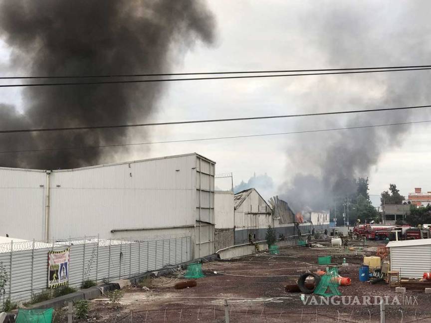 $!Desalojan a 1,500 personas por incendio en Iztacalco
