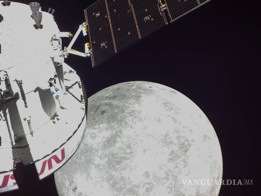 $!Una parte del lado oculto de la Luna que se cierne más allá de la nave espacial Orion en esta imagen tomada el sexto día de la misión Artemis I.