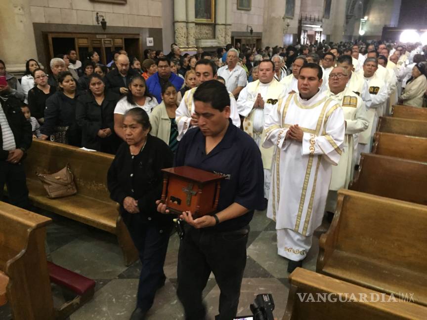 $!Honran a sacerdote Joaquín Hernández en la Catedral de Saltillo