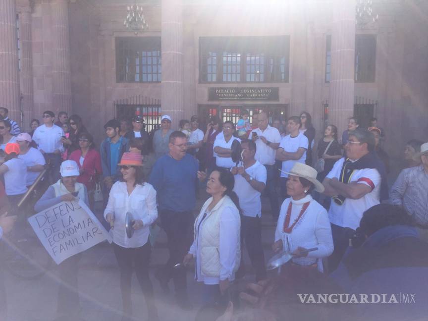 $!Protesta contra el gasolinazo en Saltillo llega hasta el Congreso de Coahuila