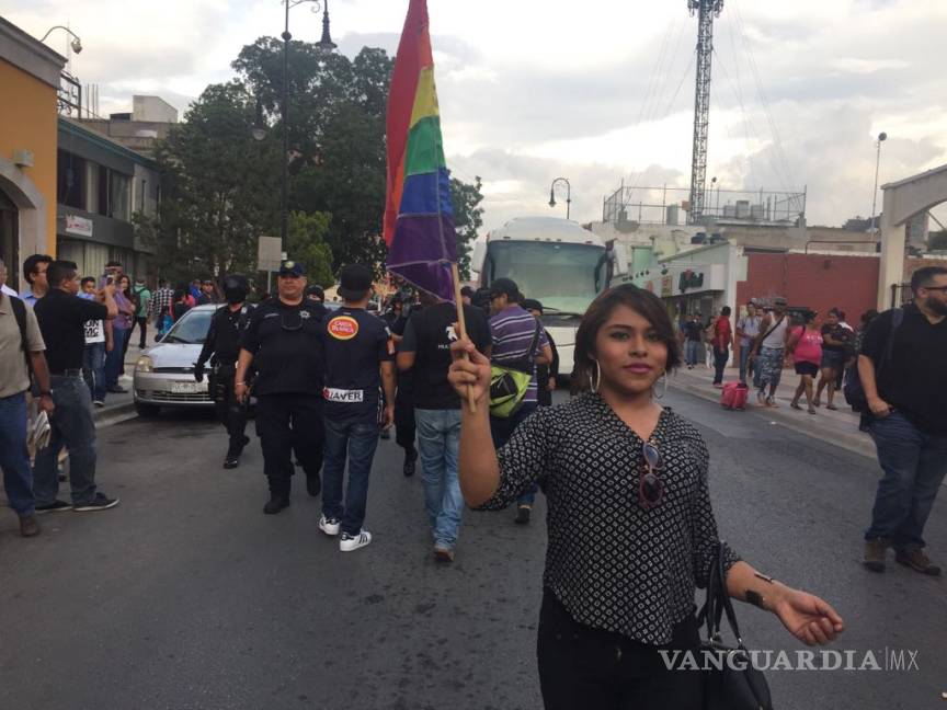 $!Manifestantes LGBT y policías reciben en Saltillo al ‘Autobús de la Familia’