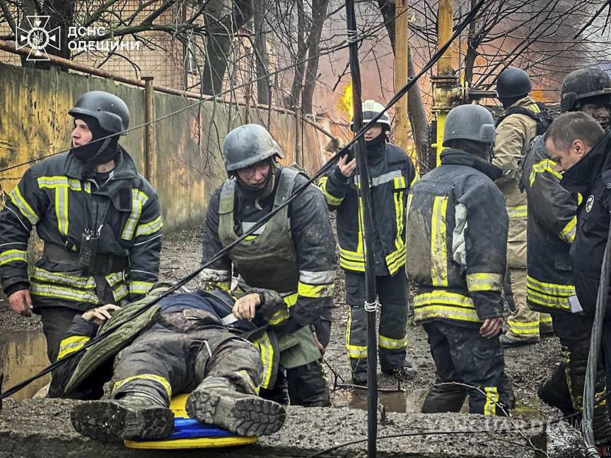 $!Personal de emergencias de Ucrania pagó el precio de realizar su labor, pues fue víctima de un segundo ataque ruso con cohetes en Odesa.