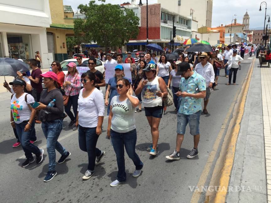 $!Grupos ciudadanos y magisteriales de Coahuila protestan por conflicto en Oaxaca (FOTOS)