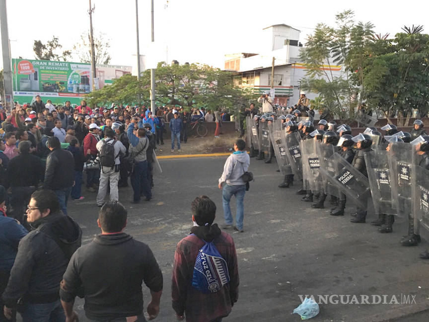 $!Choque entre federales y CNTE en Oaxaca previo a examen docente deja tres heridos