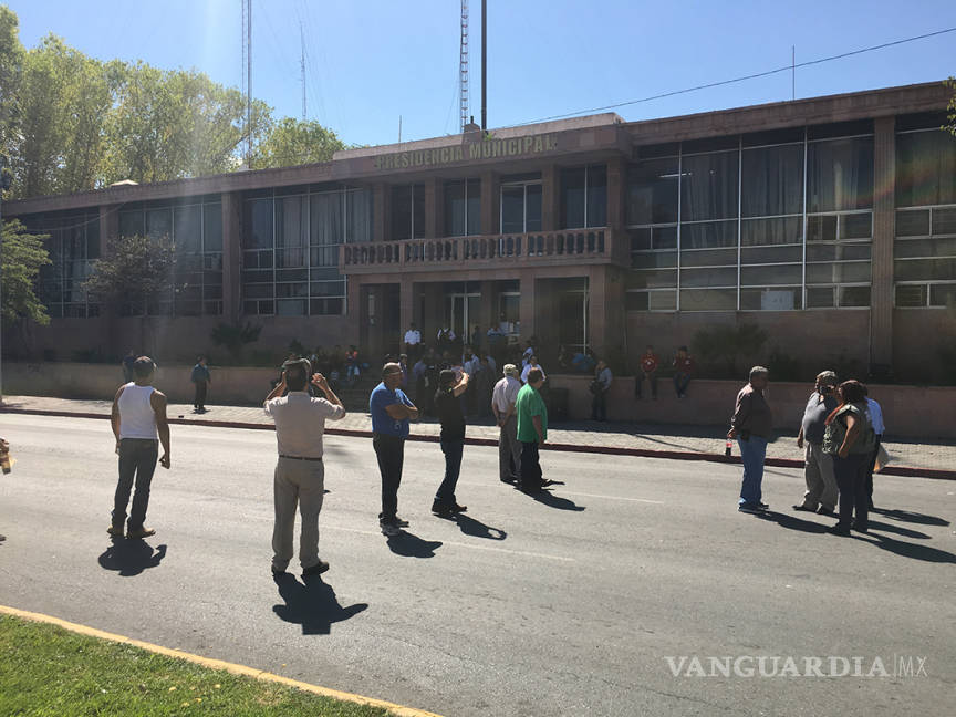$!Manifestantes bloquean bulevar Coss de Saltillo para exigir 300 concesiones de taxi