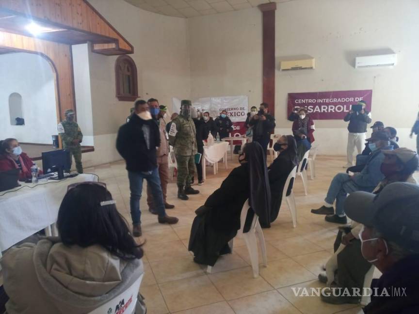 $!Vacunan contra el COVID-19 a 200 adultos mayores de Candela, Coahuila
