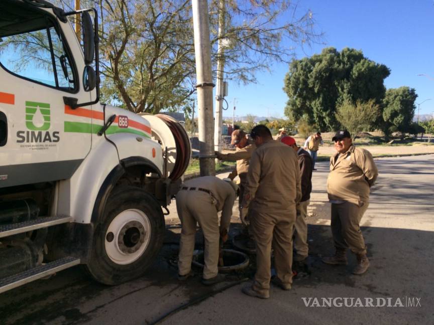 $!Simas Torreón realiza operativo de limpieza en redes sanitarias