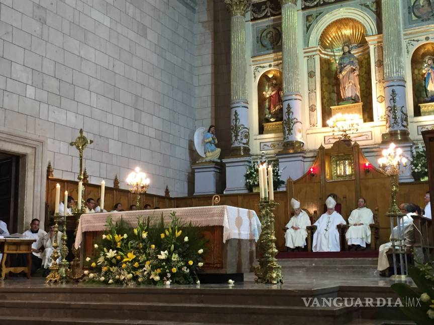 $!Honran a sacerdote Joaquín Hernández en la Catedral de Saltillo