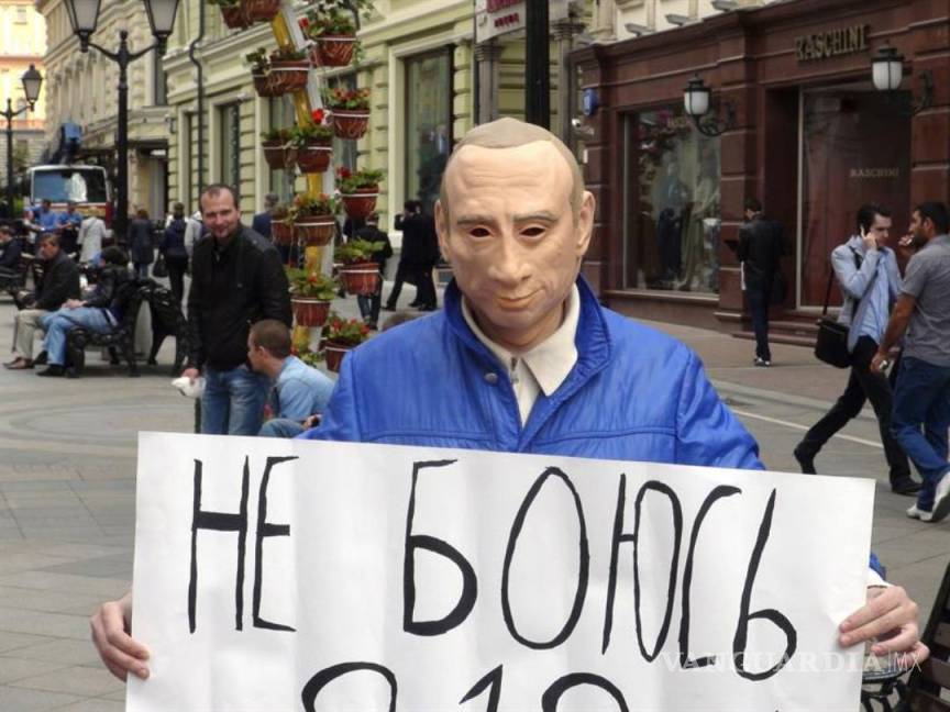 $!Hombre con máscara de Putin desafía al Kremlin