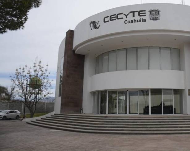 Empleados del CECyTE-EMSAD expresaron su preocupación frente a la falta de pago de sus salarios durante una reunión sindical.