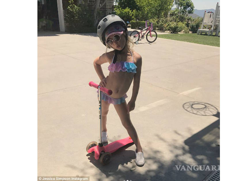 $!Jessica Simpson publica una foto de su hija en bikini y las redes sociales enfurecen