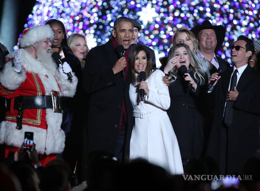 $!Obama canta ‘Jingle Bells’ con artistas