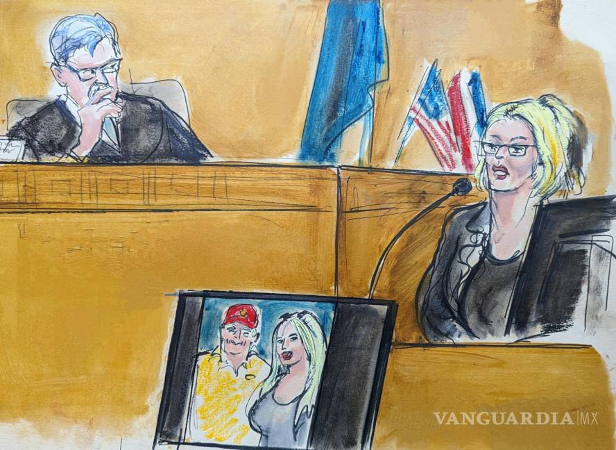 $!En este boceto de la sala del tribunal, Stormy Daniels testifica en el estrado de los testigos en el tribunal penal de Manhattan en Nueva York.