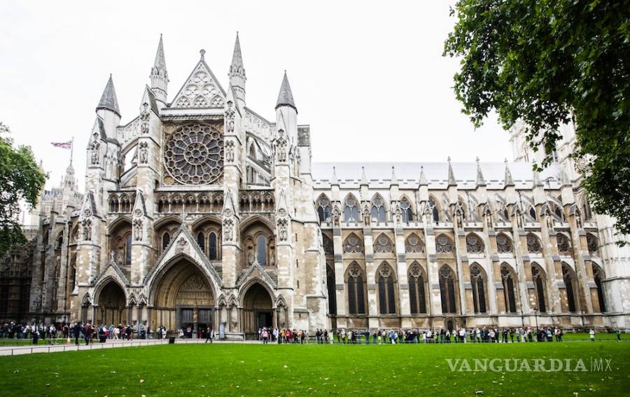 $!Hockney diseñará un vitral en la Abadía de Westminster en honor de Isabel II