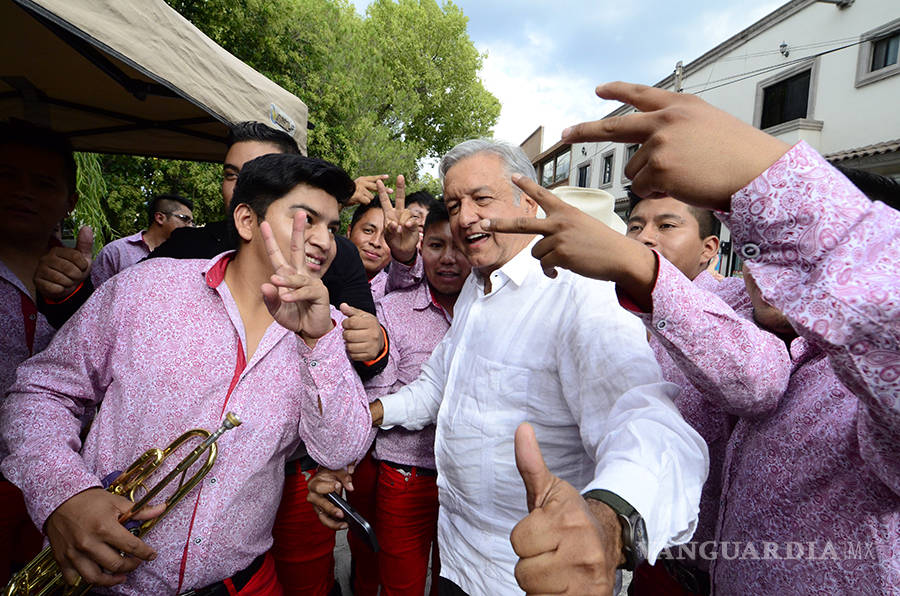 $!Acusa López Obrador al PRI y al PAN de perseguirlo con robots