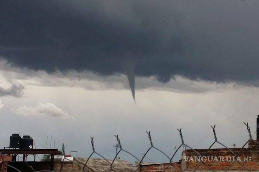 $!Sorpresivo tornado en Nuevo Laredo provoca daños y cierre en Puente Internacional 3