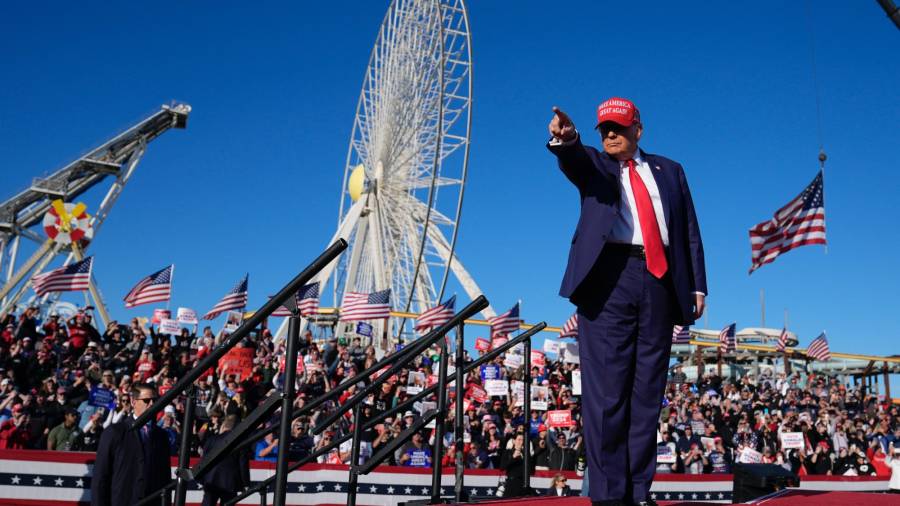 El candidato presidencial republicano, el expresidente Donald Trump, hace gestos a la multitud durante un mitin de campaña en Wildwood, Nueva Jersey.