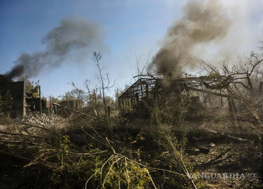 $!Fuego ardiendo después de un ataque dirigido a un sistema de armas ucraniano en Seversk, Ucrania.