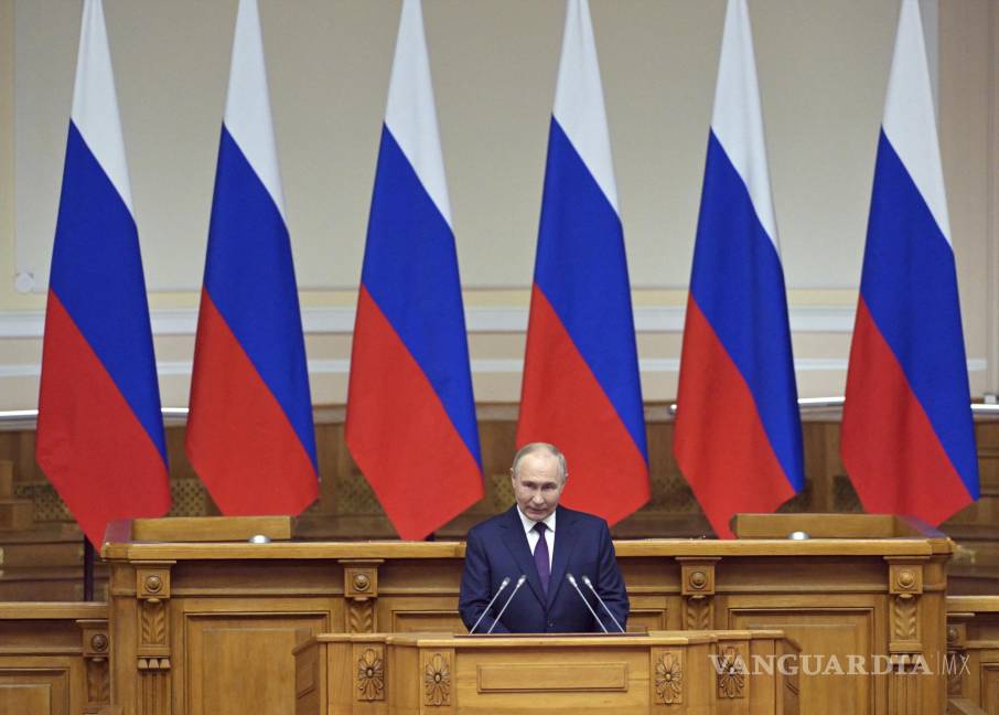 $!El presidente ruso, Vladimir Putin, en la reunión del Consejo de Legisladores de Rusia en el Palacio Tauride en San Petersburgo, Rusia.