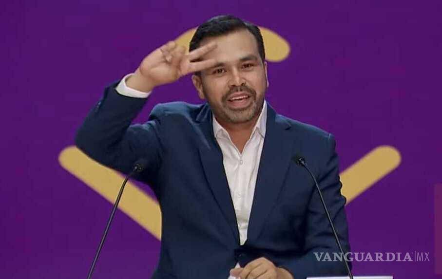$!Jorge Álvarez Máynez provocó reacciones en redes sociales por estar sonriendo y saludar con lenguaje de señas a mitad del encuentro.