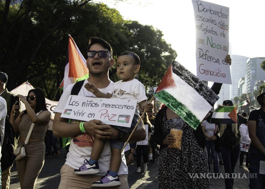 $!Cientos de personas y organizaciones civiles partieron del Ángel de la independencia hacia el Zócalo en apoyo a Palestina.