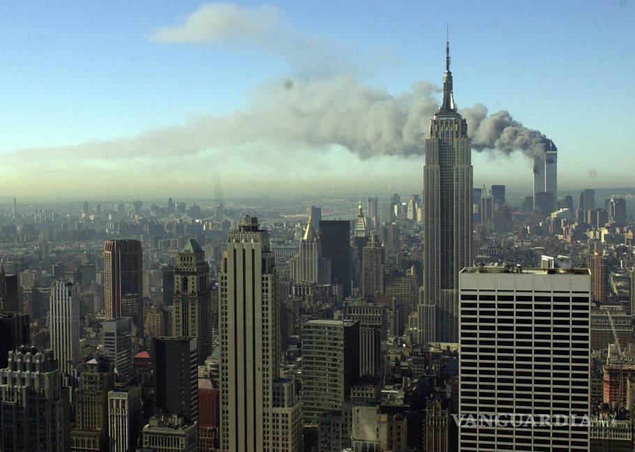 $!El humo se extiende sobre la ciudad de Nueva York después de que dos aviones secuestrados fueron estrellados en las torres gemelas el 11 de septiembre de 2001. AP/Patrick Sison