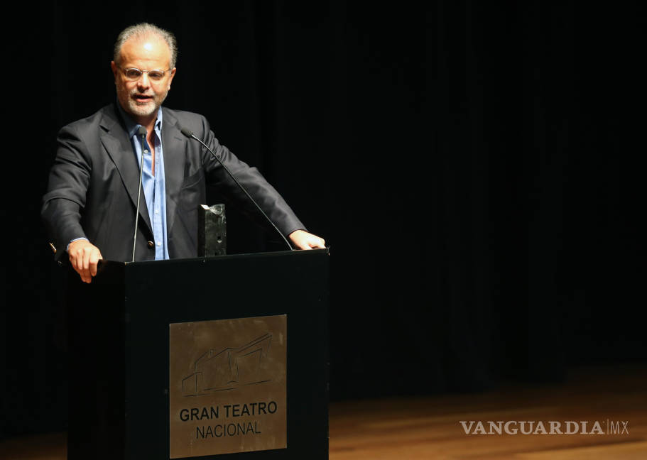 $!Gana el escritor chileno Carlos Franz la Bienal de Novela Vargas Llosa