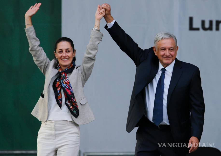 $!El presidente de México, Andrés Manuel López Obrador y la alcaldesa Claudia Sheinbaum, saludan a sus simpatizantes en un acto de campaña en el Zócalo.