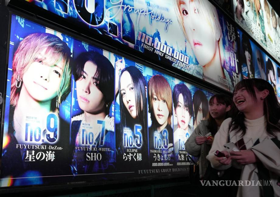 $!Las mujeres pasan junto a un cartel de un ‘Host Club’ en Kabukicho, Shinjuku en Tokio, Japón