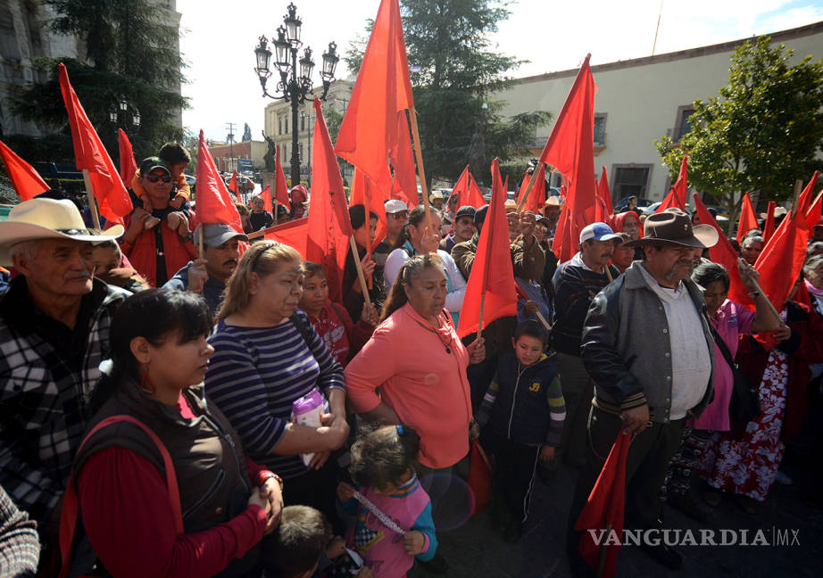 $!Movimiento Antorchista protesta en Palacio de Gobierno de Coahuila