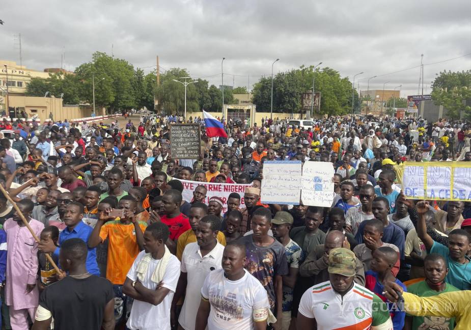 $!Imagen de agosto del 2023 en la que seguidores de la junta militar protestan frente a la Base Aérea 101, en Niamey, para pedir el retiro de las fuerzas estadounidenses.