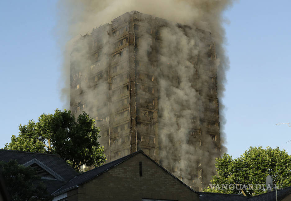 $!Impresionante incendio consume torre de departamentos en Londres