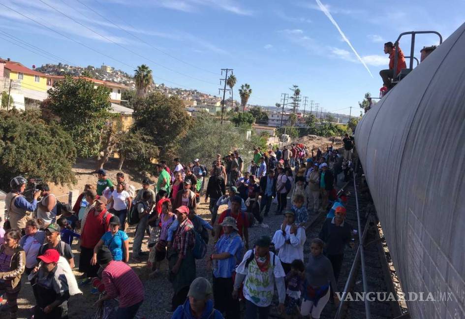 $!Estalla violencia en cruce Tijuana-San Diego; agentes de EU lanzan gas lacrimógeno a migrantes
