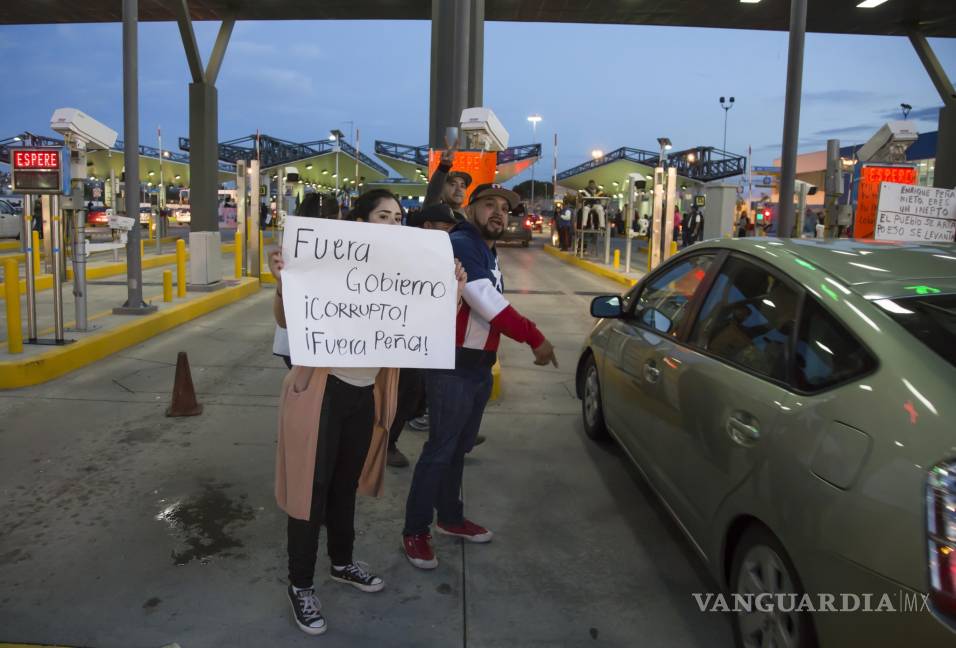 $!Manifestantes toman aduana de Tijuana en protesta por gasolinazo