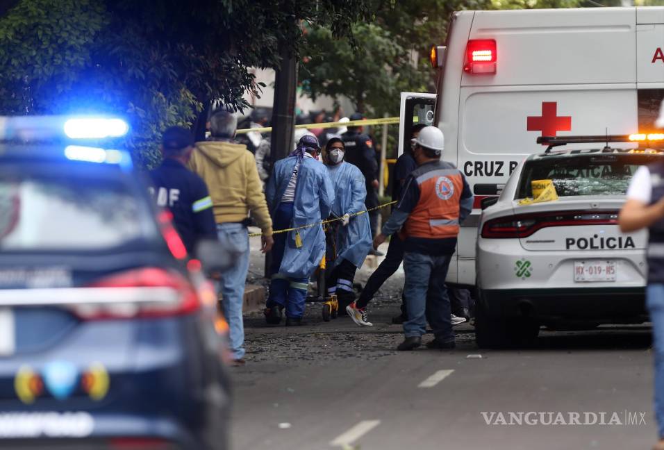 $!Paramédicos acuden a la zona donde ocurrió una explosión por fuga de gas en un edificio de Ciudad de México (México). EFE/ Sáshenka Gutiérrez