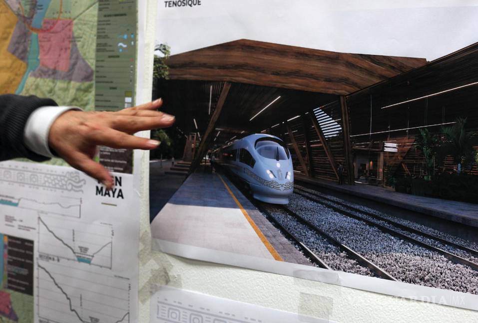 $!Rogelio Jiménez Pons, director de Fonatur, señala fotografías del proyecto del Tren Maya para la península de Yucatán, durante una entrevista el 18 de marzo de 2019.