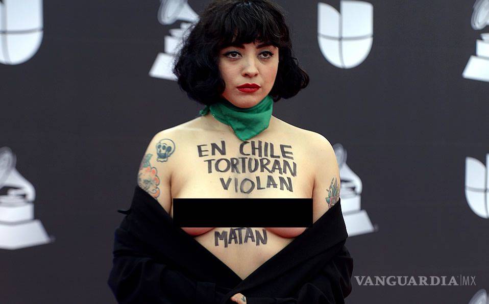 $!Mon Laferte protesta en toples por Chile en la alfombra roja de los Latin Grammys