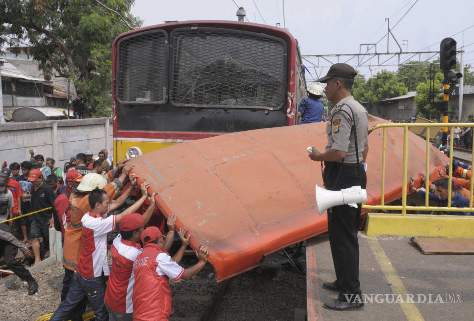 $!Choque de tren y autobus en Indonesia deja, al menos, 16 muertos