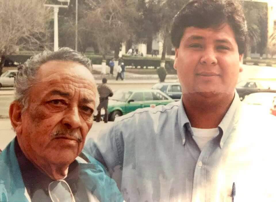 $!En una foto de su juventud que publicó en su cuenta hace ya tiempo está con don Isidro Aguirre, a quien calificó como uno de los mejores fotógrafos de Saltillo.