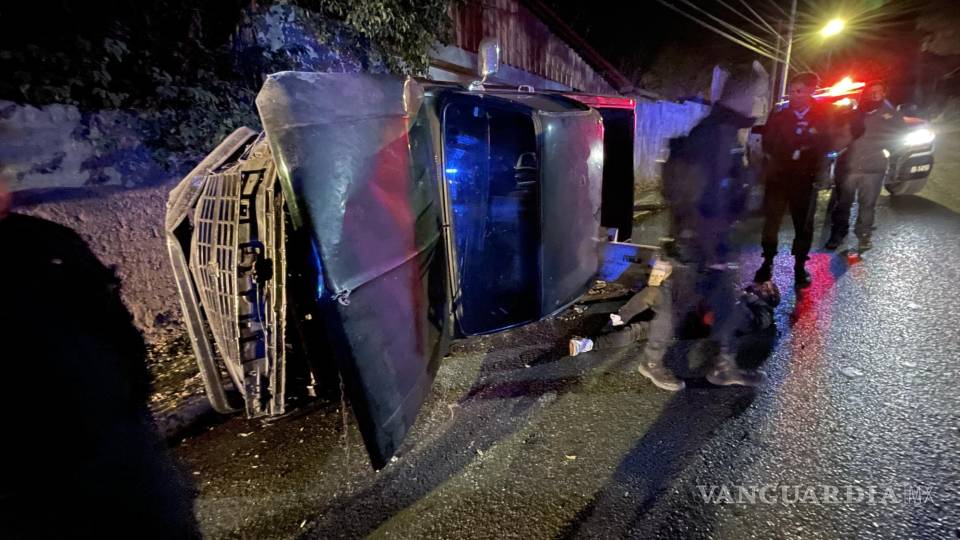 Saltillo Conductor Se Sube A La Banqueta Choca Vuelca Y Se Duerme En