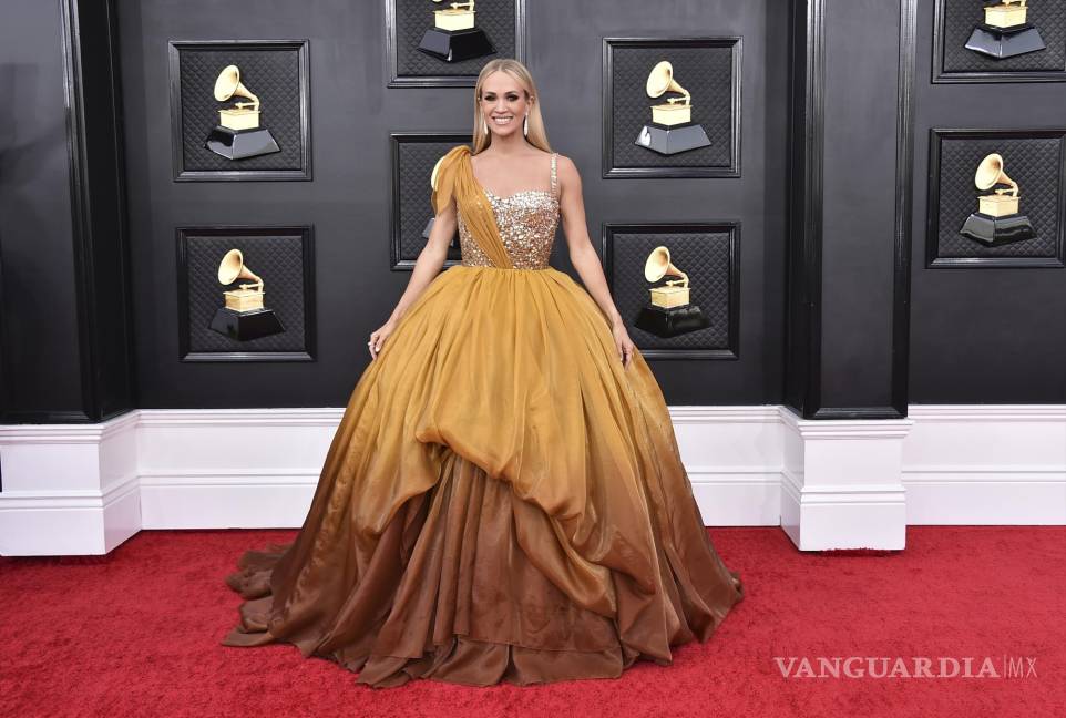 $!Carrie Underwood escogió un vestido color mostaza de Dolce &amp; Gabbana.